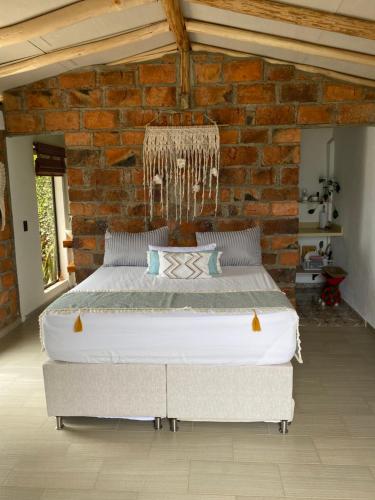 Una cama o camas en una habitación de Montecafé Jardín