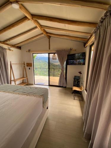 Una cama o camas en una habitación de Montecafé Jardín