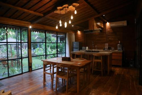 Φωτογραφία από το άλμπουμ του Shanti Life Wooden House σε Pemuteran
