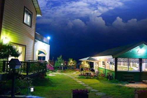 a yard with a house and a house with a yard sidx sidx sidx at Pension on the Sea Shore in the Bosom Department Byeonsanbando in Buan