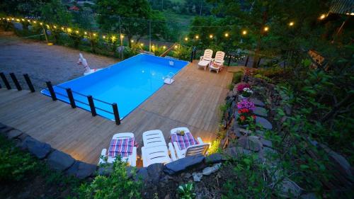 an overhead view of a swimming pool with lounge chairs and a pool at Chungju inkaeuiachim in Cheongju
