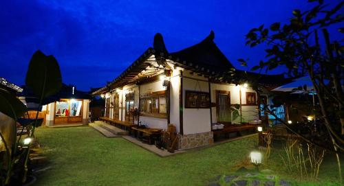 全州市にあるJeonju Hanok Maeul Sukbak Byeolbit Goongの夜の灯りを持つ小さな家