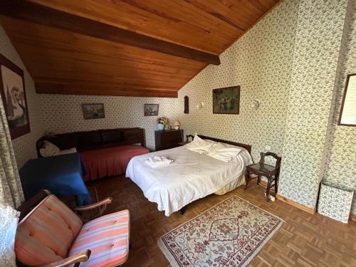 une chambre avec un lit et un canapé dans l'établissement Maison de famille Basque, à Soulac-sur-Mer