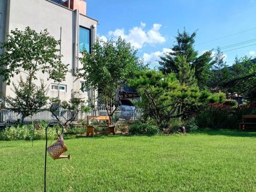 a bird statue in the grass in a yard at Private pension Jeongwonchae in Wanju