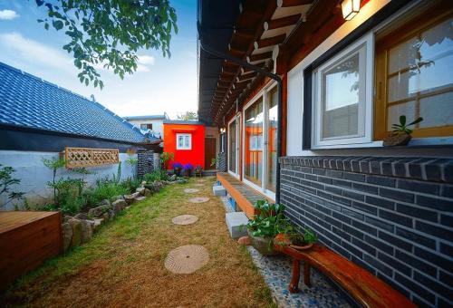 una casa con una ventana en el costado en Jeonju Hanok Geugot Stay, en Jeonju