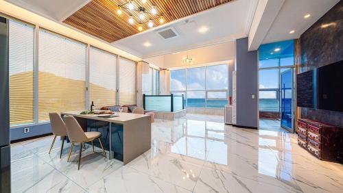 Una televisión o centro de entretenimiento en Pohang Kaebi Pool Villa