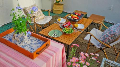 a table and chairs in a living room at Jeonju Hanok Village Dohwaseoga Stay Private Pension in Jeonju