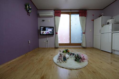 a room with purple walls and a room with a table at Daecheon jeulgeoun pension in Koryŏng