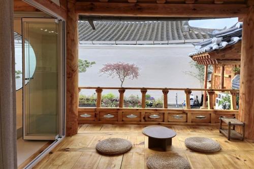 Un balcón o terraza en Stay Hanul Jacuzzi Private Pension