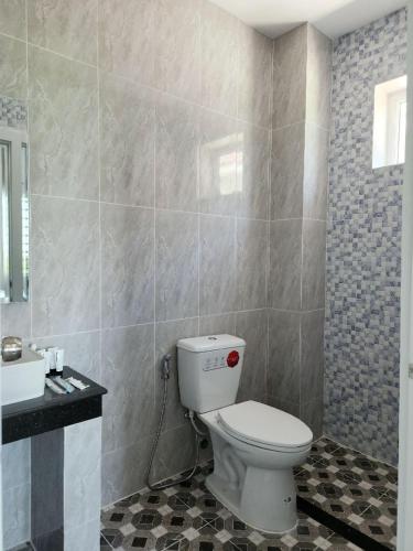 a bathroom with a toilet and a sink at 4 Bedroom Private Villa & Swimming Pool with Fitness in Phumĭ Thnŭng