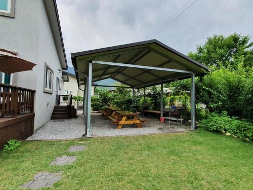 a picnic shelter with a picnic table in a yard at Yeongwol Dongghang Story in Yeongwol