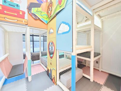 a room with bunk beds and a play structure at Gapyeong Turu Kids Poolvilla in Gapyeong