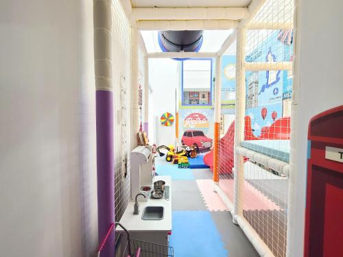 a childrens room with a playground with a play floor at Gapyeong Turu Kids Poolvilla in Gapyeong