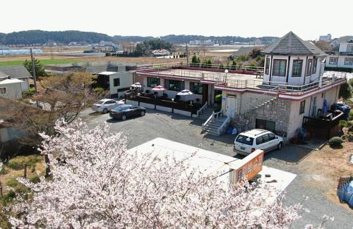 an aerial view of a house with cars parked in a parking lot at Cheongsachorong Pension Gapyeong in Taean