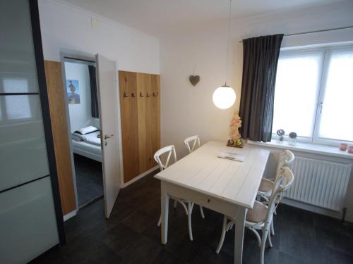 jadalnia z białym stołem i krzesłami w obiekcie Apartment in Bichlbach near Ski Slopes w mieście Bichlbach