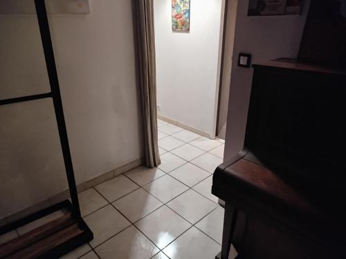 corridoio con porta e pavimento piastrellato di Chambre Pessac proche rocade aéroport a Pessac