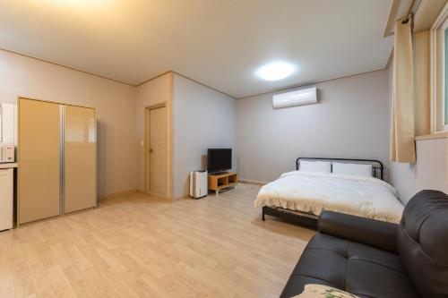 Una cama o camas en una habitación de Yangpyeong Notobook Pension