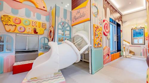 - une salle de jeux pour enfants avec toboggan dans l'établissement Gyeonju Coo n eye kids poolvilla, à Gyeongju