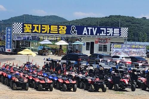 a group of atvs parked in front of a store at Anmyeondo Noeul Shimteo Pension in Chŏkkae