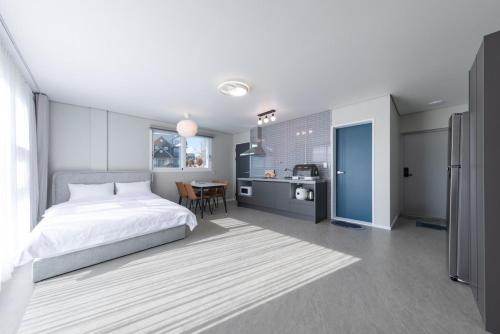 Ένα ή περισσότερα κρεβάτια σε δωμάτιο στο Gangneung Stay Today