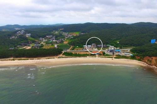 una vista aérea de una playa con una rueda grande en Anmyeondo You and I Pension, en Taean