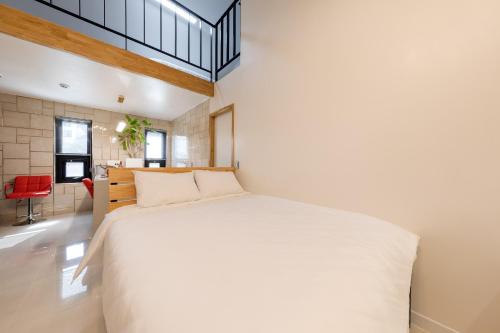 Postel nebo postele na pokoji v ubytování Gangneung 1012 Pension