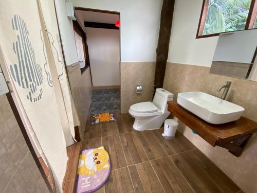 a bathroom with a sink and a toilet at บ้านมิยากาวา in Chiang Mai