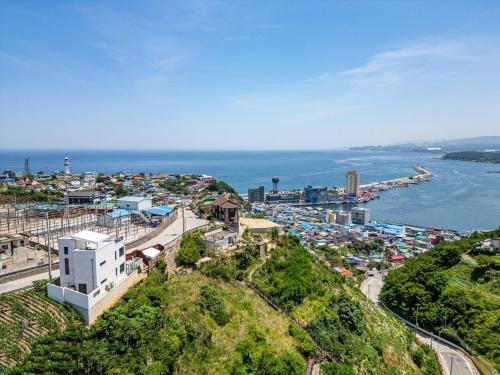 東海市にあるDonghae Elmarの都市と海の空中写真