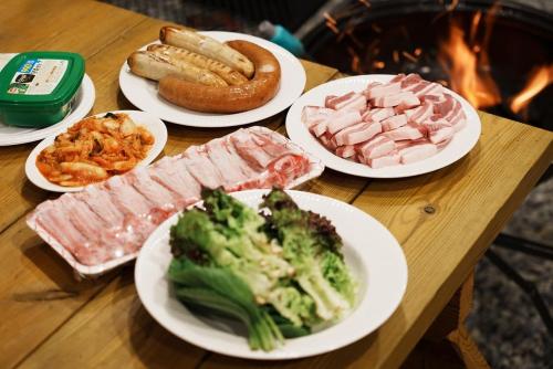 ゲストハウスの敷地内または近くでの食事または食べ物