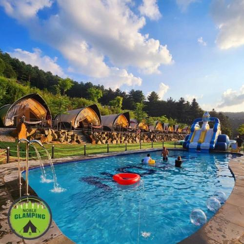 Бассейн в Pocheon Noble Glamping или поблизости