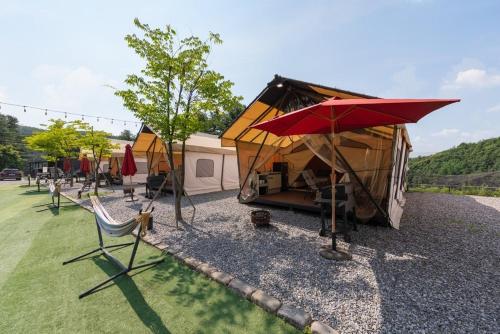 Фотография из галереи Pocheon Noble Glamping в городе Пхочхон