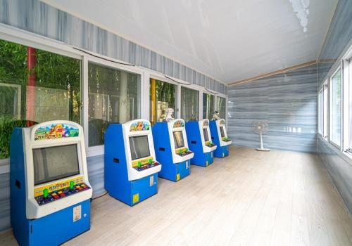 a row of video game machines in a room at Hana Soop Gwangwang Nongwon in Seocheon