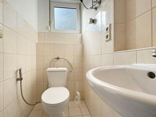 Ένα μπάνιο στο Studio Apartment für 6 P mit Sonnenterrasse
