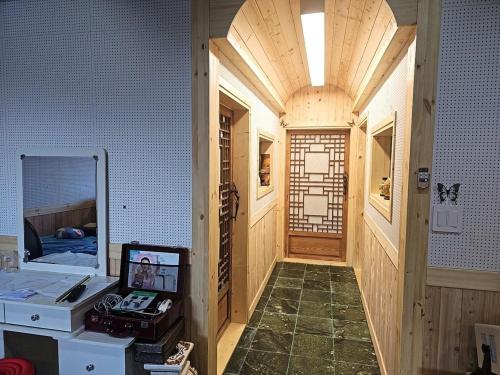 a room with a hallway with a door and a mirror at Hana Soop Gwangwang Nongwon in Seocheon