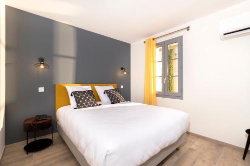 a bedroom with a white bed and a window at Hotel Clos Castel Villas Spa in Casteljaloux