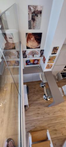 Cette chambre est dotée d'un escalier avec des photos au plafond. dans l'établissement ARThome Holiday Apartment, à Pescara