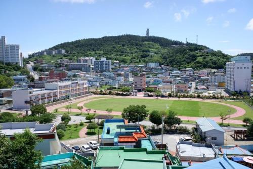 WandoにあるNuahの丘を背景にした街の景色