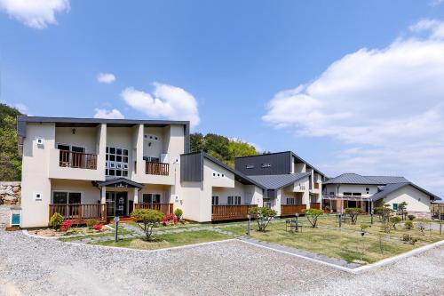 an exterior view of a house at Samcheok Yonghwa Silkroad Pension in Samcheok