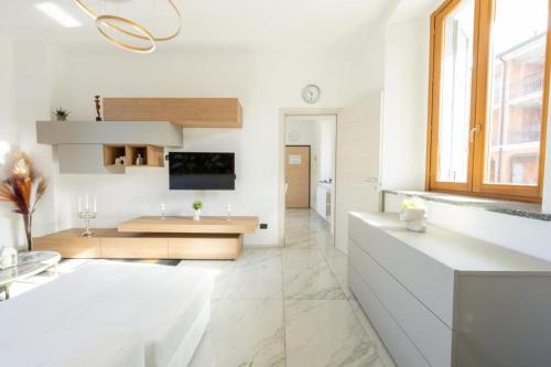 eine weiße Küche mit weißen Wänden und einem großen Fenster in der Unterkunft Villa&Colombo in Rho