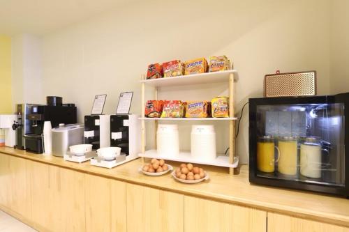 a counter with a coffee shop with a microwave at Hotel rein in Gyeongju