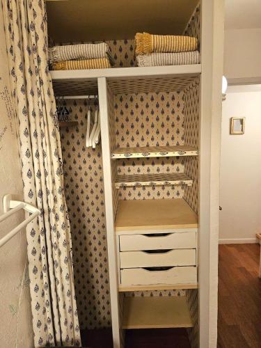 - un placard avec des lits superposés et des tiroirs dans l'établissement studio cosy en campagne provencâle, à Vauvenargues