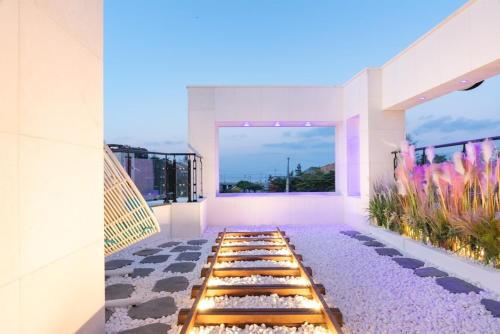 a room with a row of rocks on the floor at Gangneung ST153 in Kyŏngp'o-mal