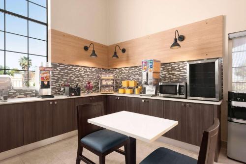 Days Inn & Suites by Wyndham Houston Hobby Airport Image