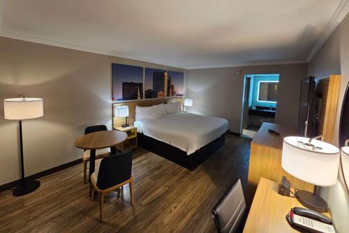 Postel nebo postele na pokoji v ubytování Days Inn by Wyndham Wilmington Brandywine