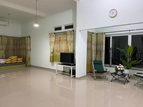 TV a/nebo společenská místnost v ubytování Green House Villa Bogor