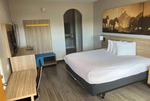 Ein Bett oder Betten in einem Zimmer der Unterkunft Days Inn by Wyndham Humble/Houston Intercontinental Airport