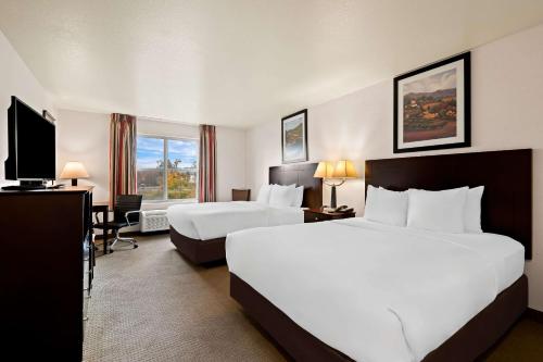 Кровать или кровати в номере Comfort Inn & Suites Creswell