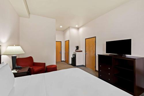 Телевизор и/или развлекательный центр в Comfort Inn & Suites Creswell
