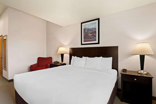 Кровать или кровати в номере Comfort Inn & Suites Creswell
