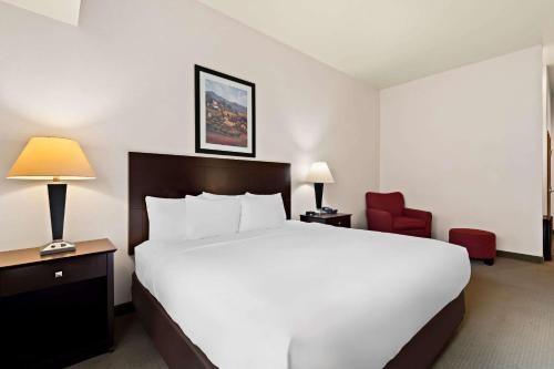 Кровать или кровати в номере Comfort Inn & Suites Creswell